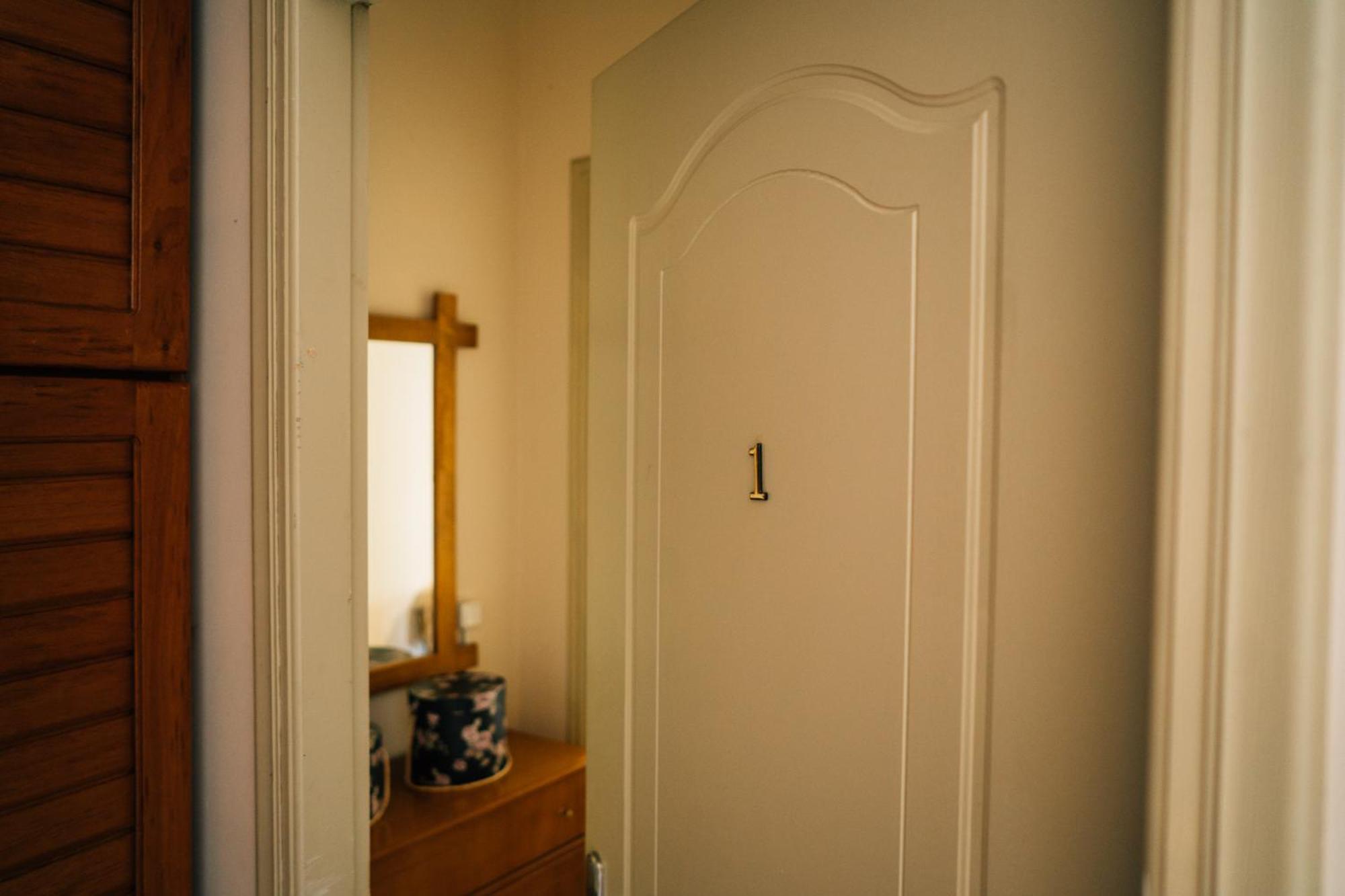 Spacious In Apartment *